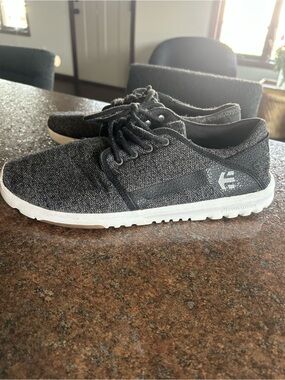 Etnies Black and Gray Knit Casual Sneakers